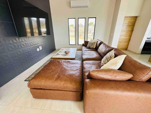 Χώρος καθιστικού στο Hausta Luego - Private 4 bd House in Cerritos!