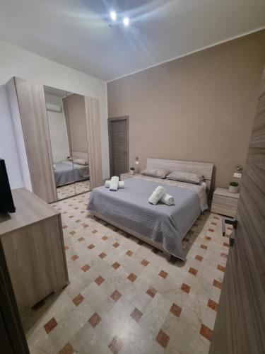 a bedroom with a bed with two towels on it at Holiday Home B&M Apt2 -Apt3 in Pozzallo