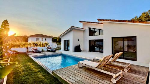 une villa avec piscine et une maison dans l'établissement Villa Plénitude, à BIQ