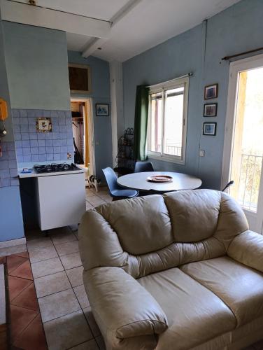 un salon avec un canapé et une table dans l'établissement Gite des Suvieres, à Les Mayons