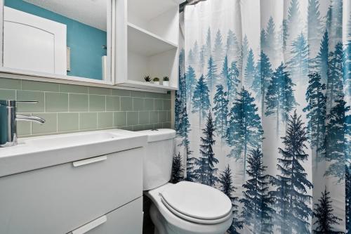 Ένα μπάνιο στο 1-Bedroom Condo in Thornton