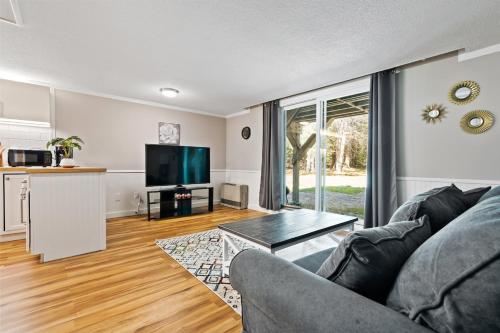 Η κουζίνα ή μικρή κουζίνα στο 1-Bedroom Condo in Thornton