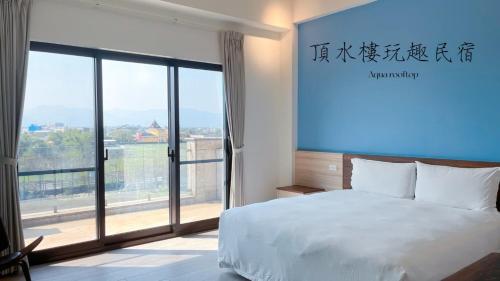 Postel nebo postele na pokoji v ubytování Aqua rooftop 頂水樓玩趣民宿
