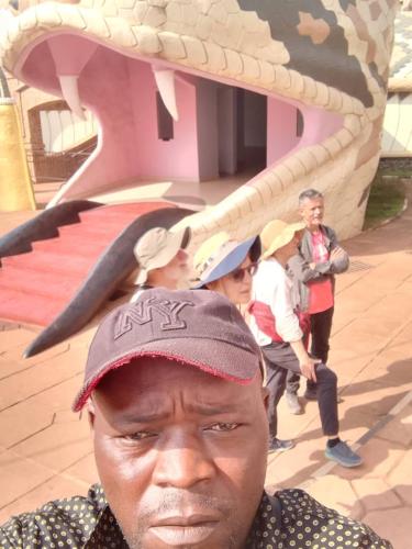 a man with a hat on top of his head at Maison Théodosius Plage avec Parking Intérieur in Kribi