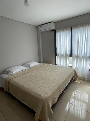 una camera da letto con un letto grande in una stanza con finestre di Dpto totalmente equipado a Corrientes