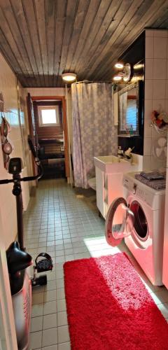 łazienka z różową umywalką i pralką w obiekcie Capitano w mieście Lahti
