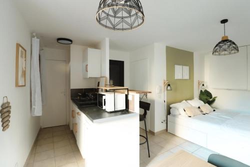 Cette chambre dispose d'une cuisine et d'un lit. dans l'établissement Home lysea, à Marseille