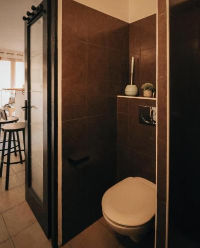 une salle de bain avec toilettes et douche en verre dans l'établissement Home lysea, à Marseille