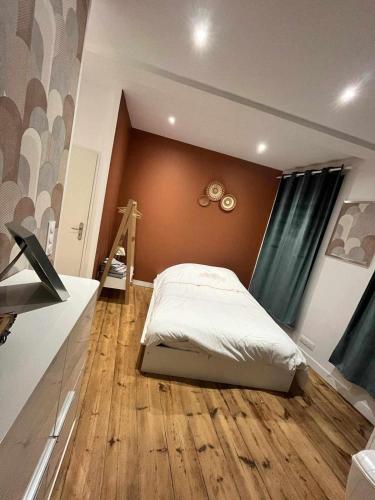 une chambre avec un lit et un parquet dans l'établissement Haut bercail - Duplex privatif, à Steenvoorde