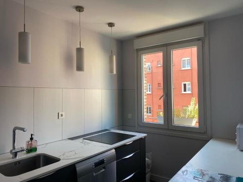 a kitchen with a sink and a window at Tu escapada perfecta en Logroño in Logroño