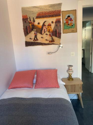 a bedroom with a bed with two red pillows at Tu escapada perfecta en Logroño in Logroño