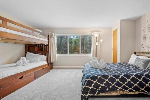 Katil atau katil-katil dalam bilik di 2-Bedroom Condo in Thornton