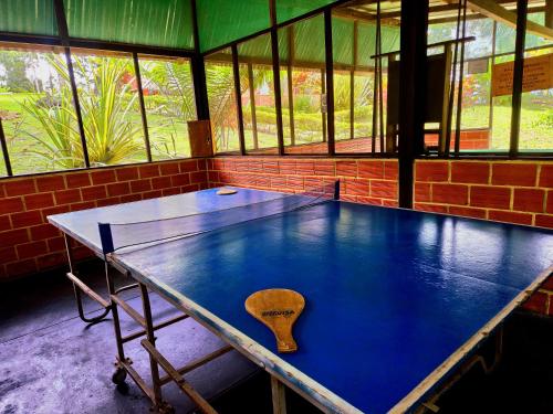 Stolní tenis v ubytování Las Jawas Lodge nebo okolí