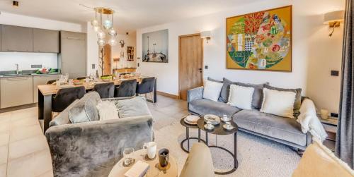 un salon avec un canapé et une salle à manger dans l'établissement Résidence Les Terrasses De La Vanoise - 4 Pièces pour 8 Personnes MAE-2711, à Champagny-en-Vanoise