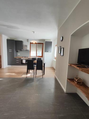 a kitchen and dining room with a table and chairs at Fiada Holiday Home in Albosaggia