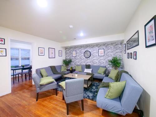 Ruang duduk di Spacious Apt near NYC 6BR Family-Friendly & Modern Amenities