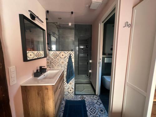 une salle de bain avec un lavabo et une douche dans l'établissement Cozy studio in Menton old town - near parking, à Menton