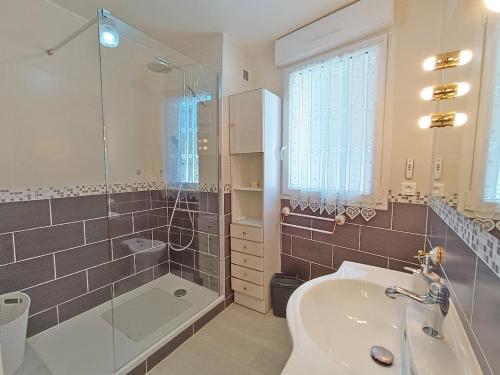 une salle de bain avec une baignoire, un lavabo et une douche dans l'établissement Chez Céleste, Luchon centre, T2 bis, 4 personnes, à Luchon