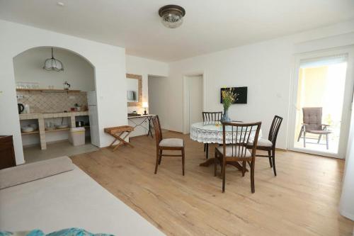 een woonkamer met een eettafel en stoelen bij Apartments Jolie in Vodice