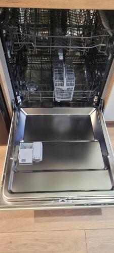un lave-vaisselle ouvert avec deux paniers dans l'établissement Appartement Hyper-Centre 3 Chambres 3 Salles de Bain Parking, à Saint-Nazaire