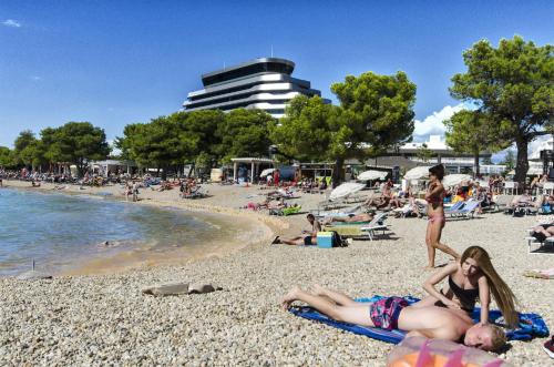 een groep mensen op een strand bij Apartments Jolie in Vodice