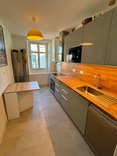 une cuisine avec un évier et un plan de travail dans l'établissement Biarritz centre ville charme, à Biarritz