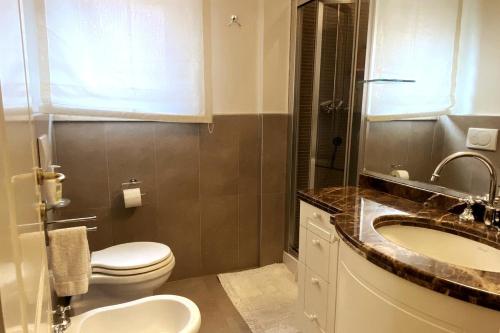 Ένα μπάνιο στο Lagoon view terrace apartment