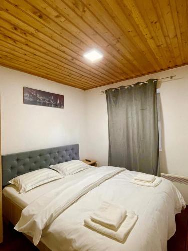 a bedroom with a bed with two towels on it at La Cico 1 in Dubova
