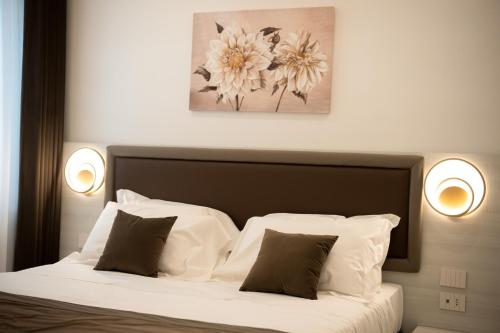 a bedroom with a bed with white sheets and pillows at Villa Florisia in Gragnano