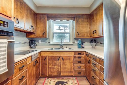 Η κουζίνα ή μικρή κουζίνα στο Eagle River Waterfront Home with Dock and Fire Pit!