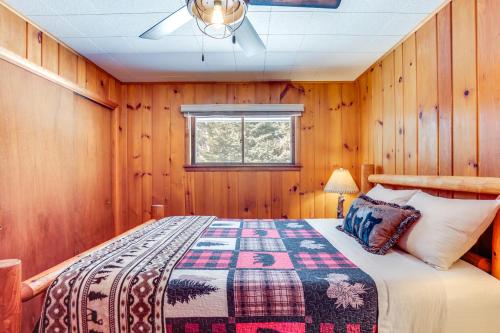 Ένα ή περισσότερα κρεβάτια σε δωμάτιο στο Eagle River Waterfront Home with Dock and Fire Pit!