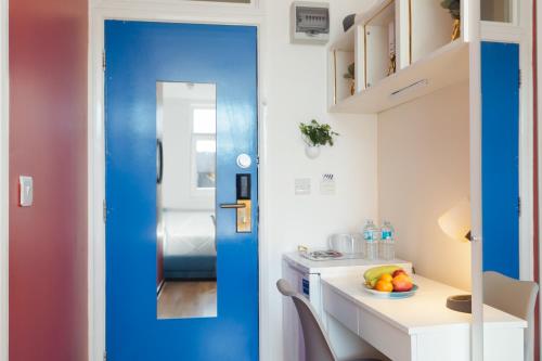 Kuchyň nebo kuchyňský kout v ubytování High Wycombe Commuters Rental