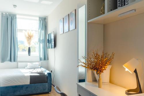 a bedroom with a bed and a window at High Wycombe Commuters Rental in High Wycombe