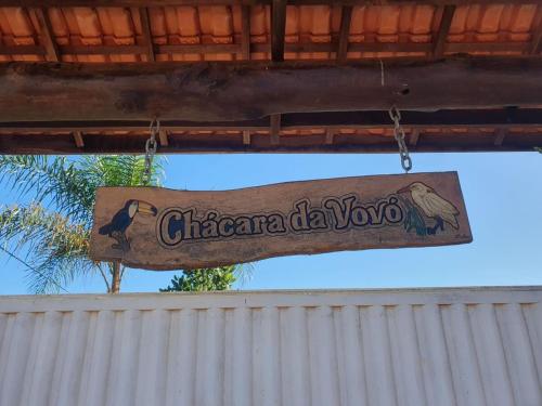 a sign for a restaurant with birds on it at Chácara aconchegante, próximo Águas de Santa Bárbara in Santa Bárbara do Rio Pardo