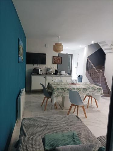 une cuisine et une salle à manger avec une table et des chaises dans l'établissement Maison spacieuse de 2 chambres avec cour, au Tréport