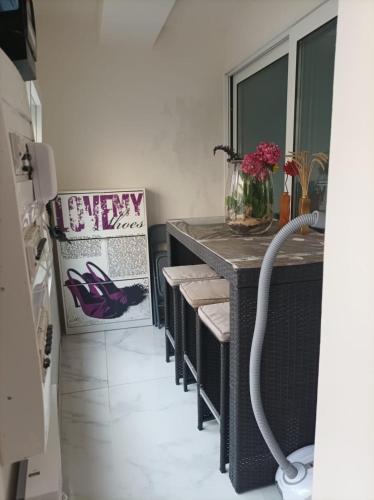 une cuisine avec comptoir et tabourets dans l'établissement Maison spacieuse de 2 chambres avec cour, au Tréport