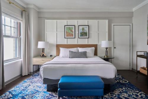 Postel nebo postele na pokoji v ubytování Heathman Hotel