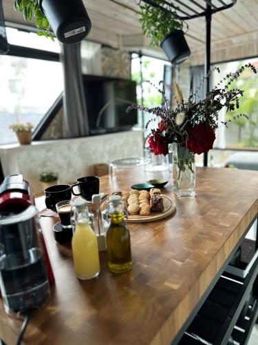 a table with a plate of food and a vase of flowers at בוס-תן בגולן in Giv'at Yo'av