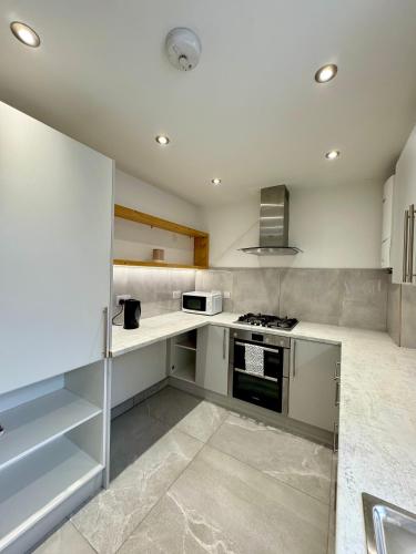 Η κουζίνα ή μικρή κουζίνα στο Beautiful Bohemian Double Bedroom in Birmingham