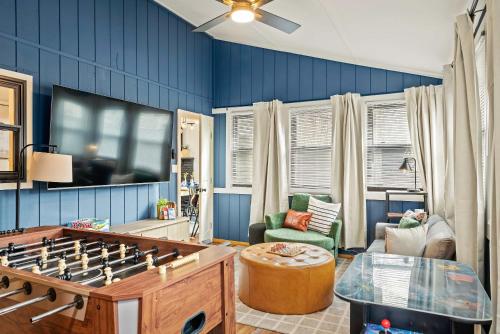 ein Wohnzimmer mit einem großen Tischfußballtisch und blauen Wänden in der Unterkunft Sleeps 15 Sauna Hot Tub Fire Pit & Putt Putt in Tobyhanna