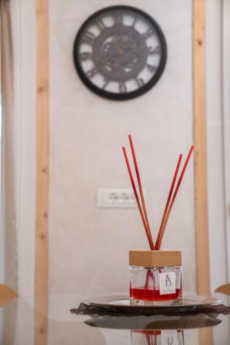 a table with a plate with a clock on the wall at ES Rooms and Apartments in Nago-Torbole