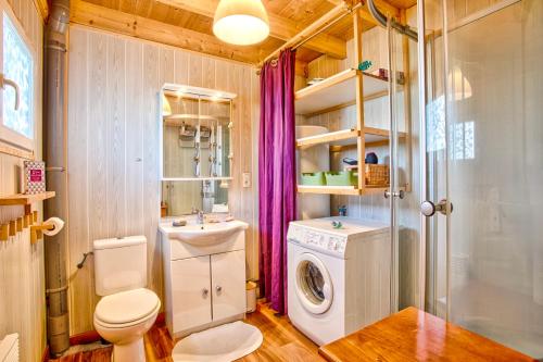 une salle de bain avec une machine à laver et un lave-linge dans l'établissement Gîte 