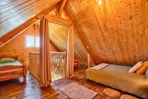une chambre avec un lit dans une cabane en bois dans l'établissement Gîte 