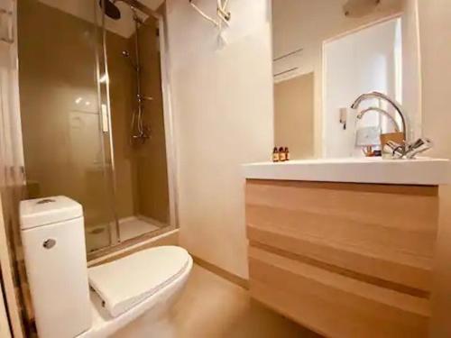 une salle de bain avec toilettes et lavabo dans l'établissement AZUR STUDIO Hyper Centre Charmant Studio climatisé, Carré d'Or, à Cannes