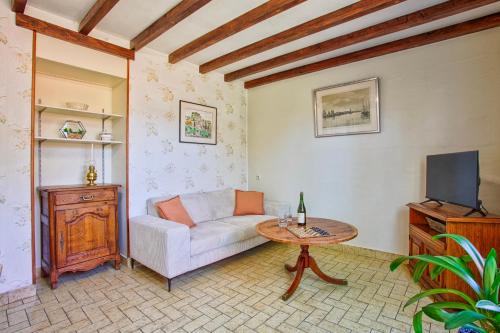 un salon avec un canapé et une table dans l'établissement Gîte Fleury - à 5 min de la plage et du port de Portbail, à Portbail