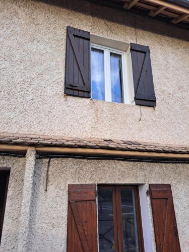 - un bâtiment avec deux fenêtres et deux portes dans l'établissement Le sud, à Pierre-Bénite