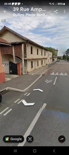 Une rue vide avec des flèches sur la route dans l'établissement Le sud, à Pierre-Bénite