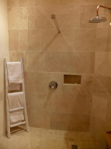 La salle de bains est pourvue d'une douche avec une échelle. dans l'établissement Stunning French farmhouse, à Puylagarde