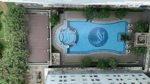 Bazén v ubytování Family Suite Connecting 4 Bedroom at Apartment Green Pramuka City nebo v jeho okolí