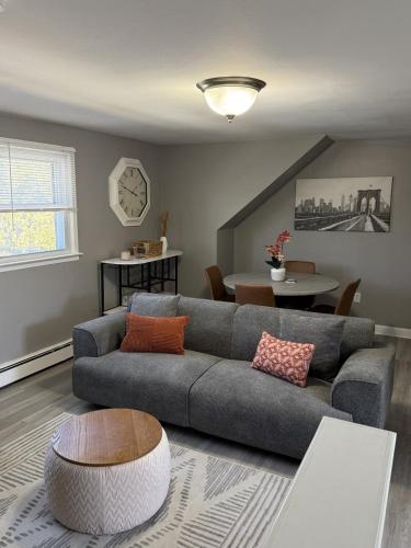 Χώρος καθιστικού στο Private Modern 2 Bedroom Gem